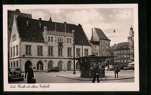 AK Kiel, Markt mit altem Rathaus und Zeitungskiosk