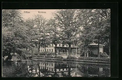 AK Zittau, Gasthaus Weinau mit Teich und Bäumen