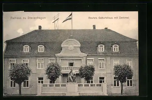 AK Stavenhagen, Rathaus (Reuters Geburtshaus) mit Denkmal