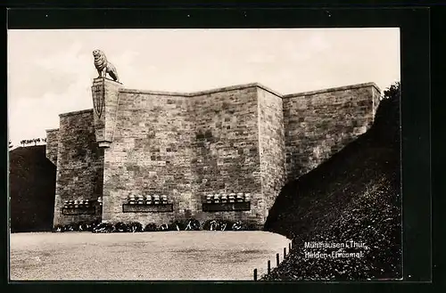 AK Mühlhausen /Th., Helden-Ehrenmal, mit Soldatenhelmen und Kränzen