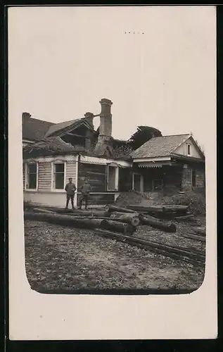 Foto-AK Potschepovo / Patschapava, Soldaten an einem zerstörten Herrenhaus