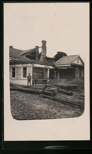 Foto-AK Potschepovo / Patschapava, Soldaten an einem zerstörten Herrenhaus