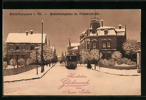 AK Mühlhausen / Thür., Bahnhofsplatz mit Friedrichstrasse und Strassenbahn im Winter
