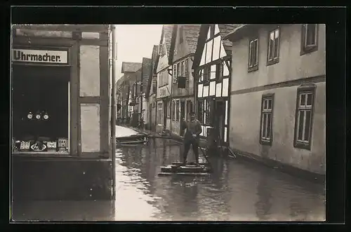 AK Mann in einer Strasse auf einem Floss bei Hochwasser