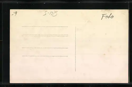 AK Mann in einer Strasse auf einem Floss bei Hochwasser