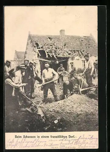 AK Soldaten beim Schanzen in einem französischen Dorf, 1. Weltkrieg