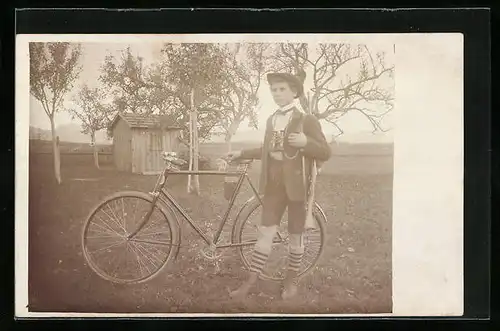 AK Junger Mann mit Gewehr und Fernglas hält ein Fahrrad