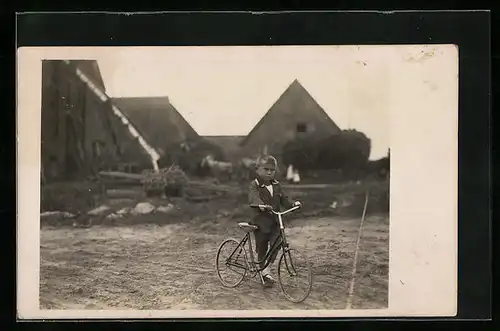 AK Kleiner Junge mit Fahrrad
