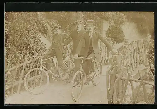 AK Zwei Männer auf Fahrrad