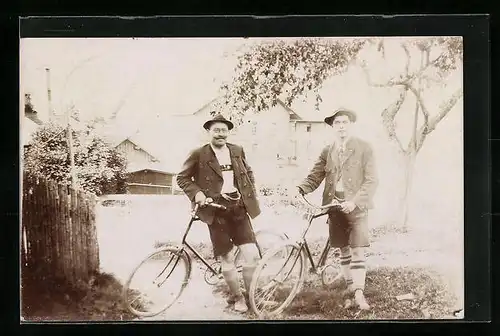 AK Zwei Männer mit Fahrrad