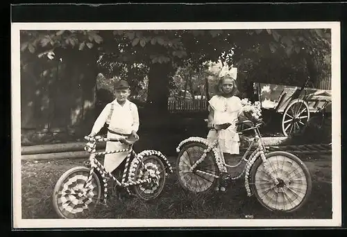 AK Junge und Mädchen mit geschmückten Fahrrad