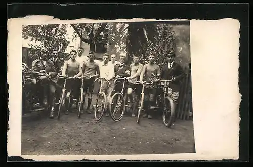 AK Männergruppe mit Fahrrädern beim Radsport