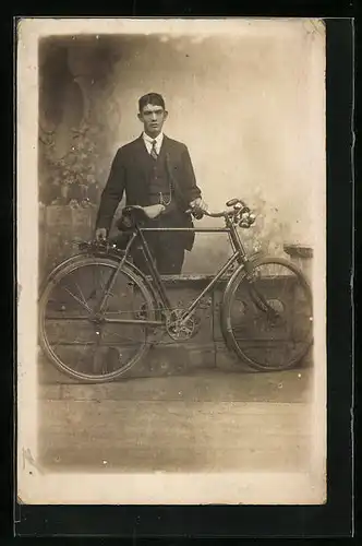 AK Mann im Anzug am Fahrrad