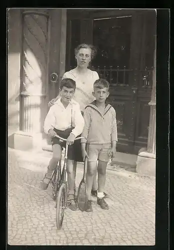 AK Mutter mit zwei Jungen und einem Fahrrad