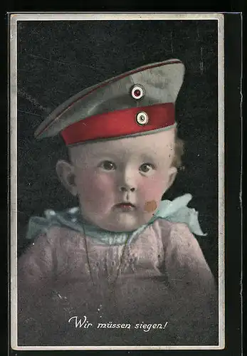 AK Baby mit Soldaten-Schirmmütze - Wir müssen siegen !, Kinder Kriegspropaganda