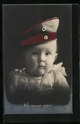 AK Baby mit Soldaten-Schirmmütze - Wir müssen siegen !, Kinder Kriegspropaganda