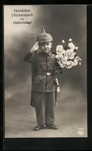 AK Junge als Soldat mit Blumenstrauss überbringt Geburtstagswünsche, Kinder Kriegspropaganda