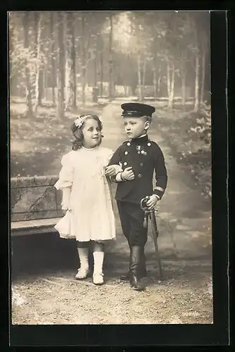 AK Junge in Uniform mit Mädchen im Arm, Kinder Kriegspropaganda
