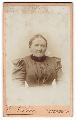 Fotografie E. Neubauer, Teterow i. M., Portrait einer elegant gekleideten Frau
