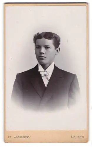 Fotografie H. Jacoby, Uelzen, Bahnhofstr., Portrait elegant gekleideter Junge im Jackett