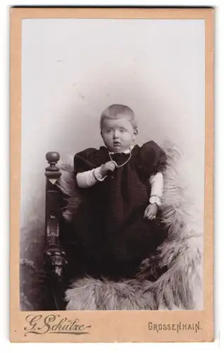 Fotografie G. Schütze, Grossenhain, Johannes-Allee, Portrait niedliches Kleinkind im schwarzen Kleidchen