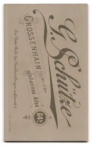 Fotografie G. Schütze, Grossenhain, Johannes-Allee, Portrait niedliches Kleinkind im schwarzen Kleidchen