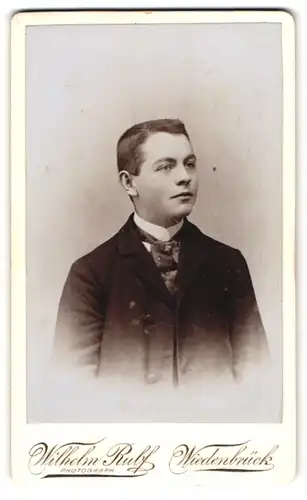 Fotografie Wilhelm Rulf, Wiedenbrück, Portrait junger charmanter Mann mit Krawatte im Jackett