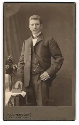 Fotografie W. Spengler, Wattenscheid, Portrait junger charmanter Mann im Anzug