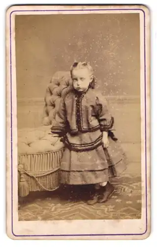 Fotografie A. Sternitzky, Wolfenbüttel, Portrait süsses blondes Mädchen im niedlichen Kleidchen