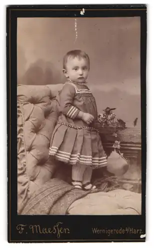 Fotografie F. Maesser, Wernigerode / Harz, Am Burgthor, Portrait süsses kleines Mädchen im gestreiften Kleidchen
