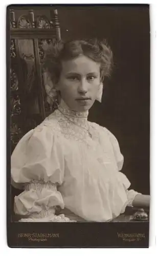 Fotografie Heinr. Stadelmann, Wernigerode, Ringstr. 9, Portrait bildschönes Fräulein mit grosser Schleife im Haar