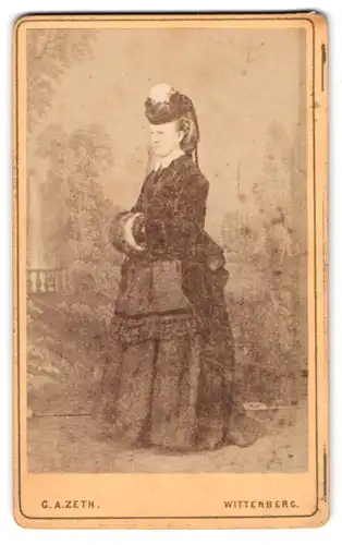 Fotografie G. A. Zeth, Wittenberg, Jüdenstr. 351, Portrait einer elegant gekleideten Frau mit Haarschmuck