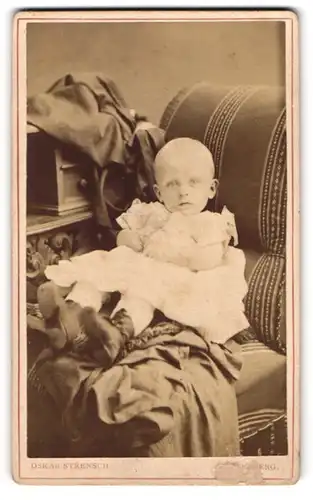 Fotografie Oskar Strensch, Wittenberg, Am Markt, Portrait süsses Baby im weissen Kleidchen