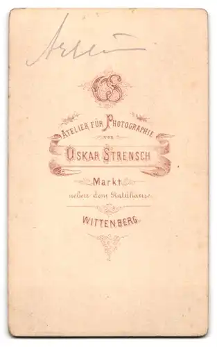 Fotografie Oskar Strensch, Wittenberg, Am Markt, Portrait süsses Baby im weissen Kleidchen