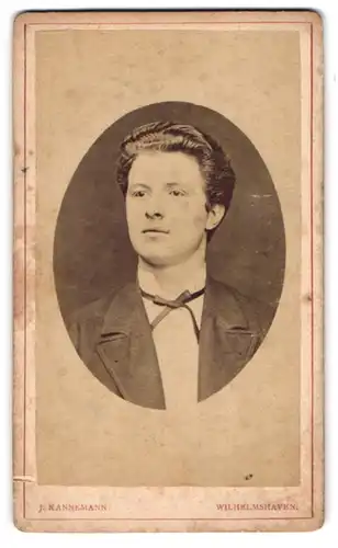Fotografie J. Kannemann, Wilhelmshaven, Roonstr. 77, Portrait charmanter junger Mann mit Fliege im Jackett