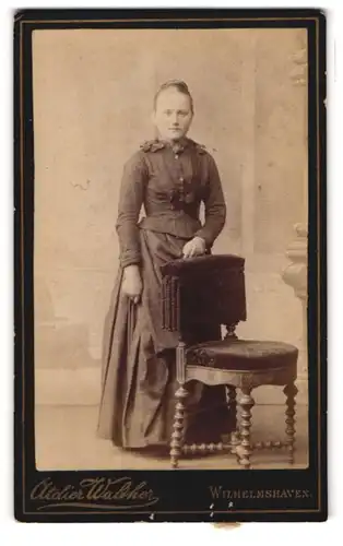 Fotografie Atelier Walther, Wilhelmshaven, Roonstr. 75, Portrait hübsche junge Frau im prachtvollen Kleid