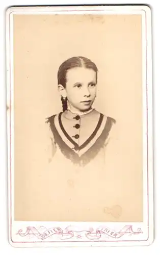 Fotografie Jos. Fier, Trier, Brückenstr. 44, Portrait bildschönes Mädchen in elegant verzierter Bluse