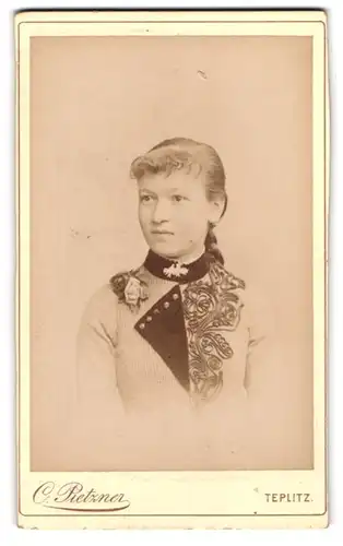 Fotografie C. Pietzner, Teplitz, Lindenstr., Portrait blondes Fräulein mit Brosche und Ansteckblume am Kleid