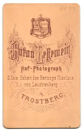 Fotografie Anton Lehemeir, Trostberg, Portrait elegant gekleidetes Fräulein am Tisch stehend
