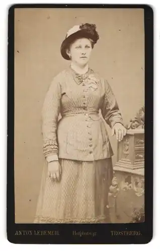 Fotografie Anton Lehemeir, Trostberg, Portrait einer elegant gekleideten Frau mit Hut