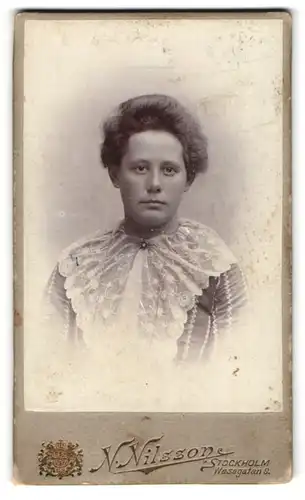Fotografie N. Nilsson, Stockholm, Wasagatan 9, Portrait schöne junge Frau mit besticktem Kragen an der Bluse