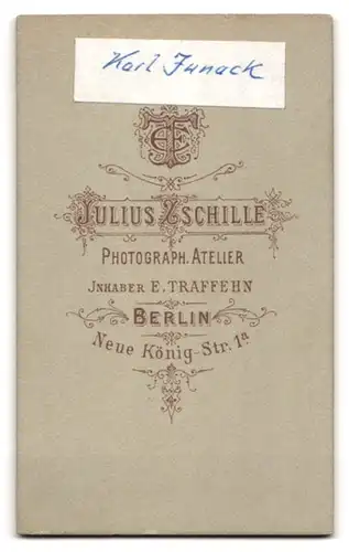 Fotografie Julius Zschille, Berlin, Neue König-Str. 1a, Portrait junger Mann mit Fliege im Jackett