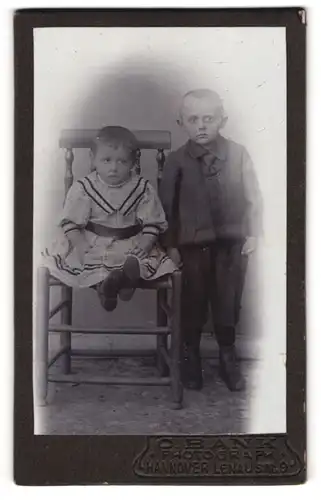 Fotografie C. Bank, Hannover, Lenaustr. 9, Portrait niedliches Kinderpaar in hübscher Kleidung