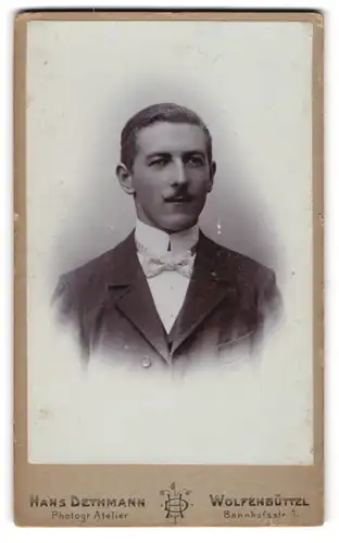 Fotografie Hans Dethmann, Wolfenbüttel, Bahnhofstr. 1, Portrait charmanter junger Mann mit Schnurrbart