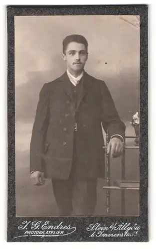 Fotografie J. G. Endres, Stein / Allgäu, Portrait junger charmanter Mann mit Schnurrbart im Anzug