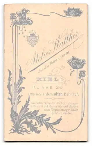 Fotografie Atelier Walther, Kiel, Klinke 26, Portrait blonder Bube mit Krawatte im Jackett