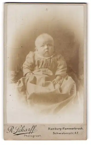 Fotografie R. Scharff, Hamburg-Hammerbrook, Schwabenstr. 42, Portrait süsses Baby im niedlichen Kleidchen