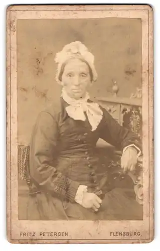 Fotografie Fritz Petersen, Flensburg, Friesische Str. 2, Portrait einer elegant gekleideten Frau