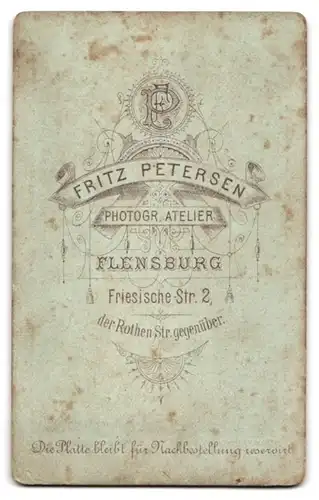 Fotografie Fritz Petersen, Flensburg, Friesische Str. 2, Portrait einer elegant gekleideten Frau