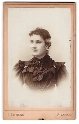 Fotografie E. Faehling, Berlin-Spandau, Potsdamerstr. 7, Portrait bildschönes Fräulein im prachtvollen Kleid